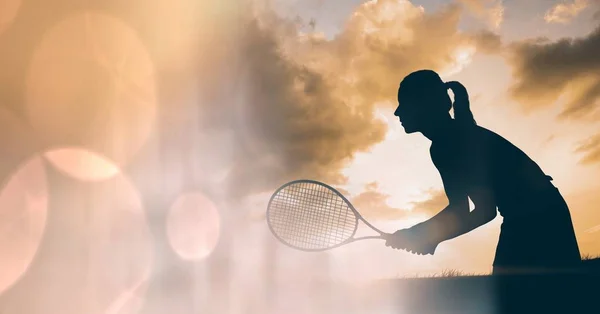 女性テニス プレーヤーのシルエットと桃のボケ味の遷移 — ストック写真
