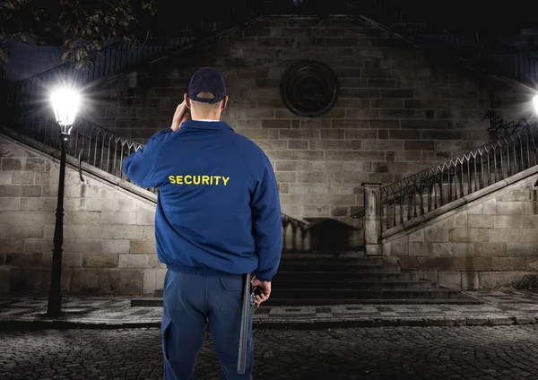 Guardia de seguridad vigilando el parque por la noche — Foto de Stock