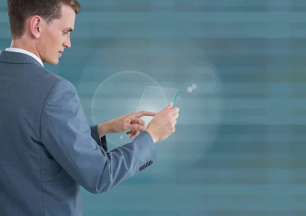 Podnikatel, držící sklo tablet s modrou podšívkou pozadí — Stock fotografie