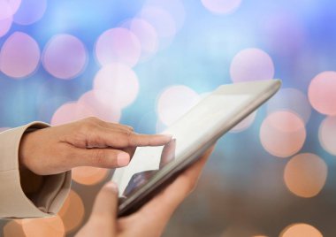 Tablet ile parlak ışık bokeh arka plan dokunmadan el