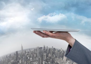 İşkadını holding tablet üzerinde yuvarlak şehir