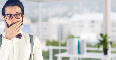 Modern bir binada gözlüklü adam yansıtan