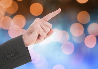 Parlak ışık bokeh arka plan ile gösteren bir el