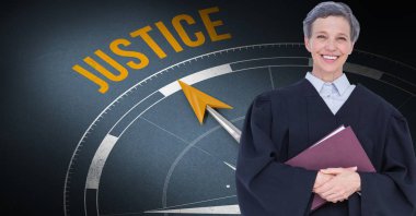 Pusula karşı dosya klasör ayakta tutan gülümseyen kadın avukat portresi 