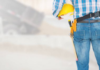 İnşaat işçisi şantiye önünde