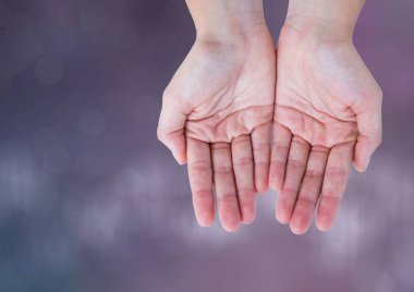 Eller parlak ışık bokeh arka plan ile birlikte aç