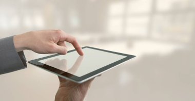 İşadamı holding tablet parlak Office