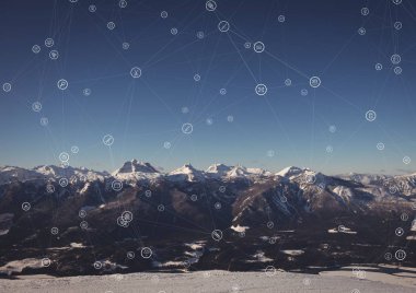 Dağlar karşı beyaz ağ