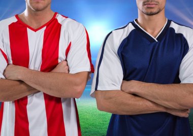 futbolcular elleri katlanmış, alanında mavi ışık ile