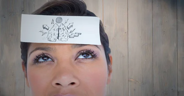 Detailní záběr ženy s kartou na hlavě zobrazující mozek doodle proti dřevo panel — Stock fotografie