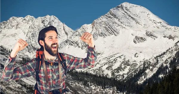 Feliz excursionista celebra el éxito en la montaña —  Fotos de Stock