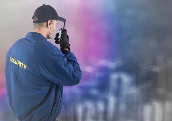 Parte posterior del guardia de seguridad con walkie talkie contra la pared borrosa con boceto de la ciudad — Foto de Stock