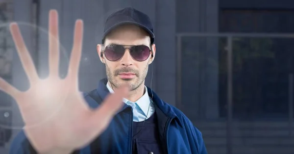 Sicurezza uomo fuori blu sfondo edificio con stop mano gesto — Foto Stock