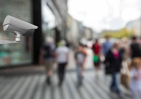 CCTV controlava a rua com pessoas desfocadas — Fotografia de Stock