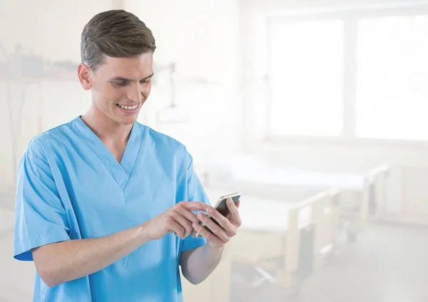 Doctor en teléfono móvil en habitación de hospital brillante — Foto de Stock
