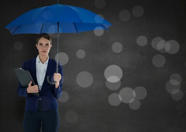 Affärskvinna med paraply och Urklipp mot grå vägg och bokeh — Stockfoto