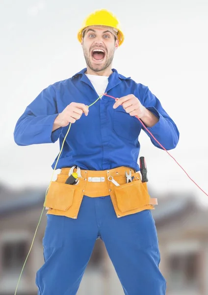 Elektriker i chock med sladdar kablar på byggnadsplatsen — Stockfoto