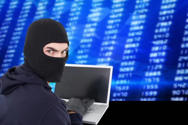 Hacker menggunakan laptop dengan latar belakang digital biru — Stok Foto