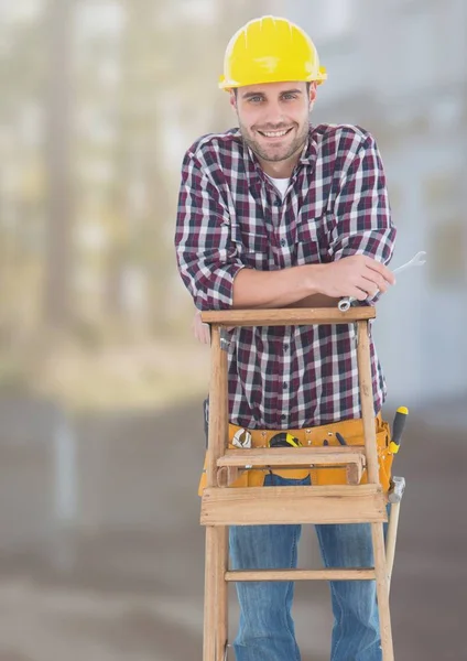 Bauarbeiter auf Leiter vor Baustelle — Stockfoto