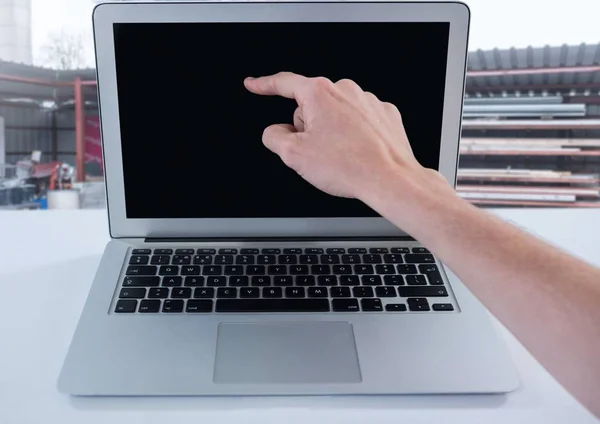 Бизнесмен трогает ноутбук со строительным фоном — стоковое фото
