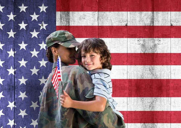 Soldado e hijo frente a la bandera de EE.UU. — Foto de Stock