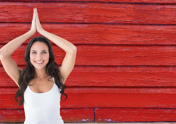 Mujer fitness, yoga con fondo de madera roja —  Fotos de Stock