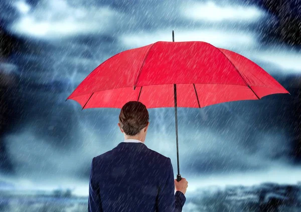 Pohled zezadu na podnikatelka nesoucí červený deštník v deštivé mimo — Stock fotografie