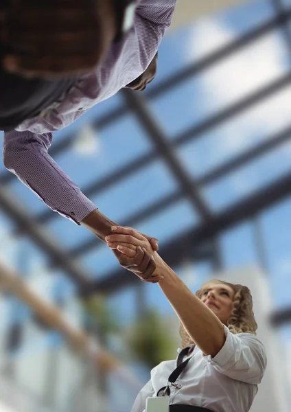 Hombre y mujer de negocios apretón de manos, vista al cielo en la oficina — Foto de Stock