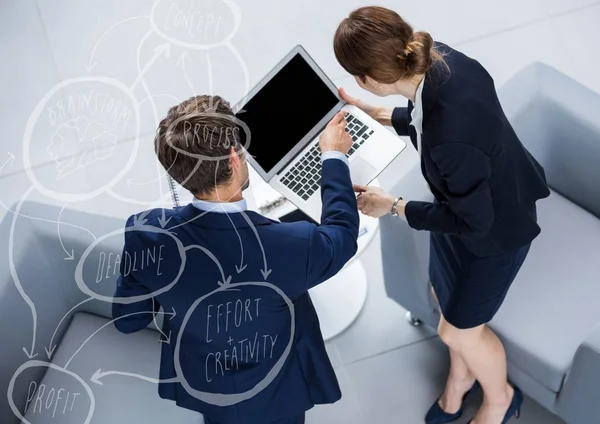 Overhead van zakelijke man en vrouw met laptop achter witte brainstorm doodle — Stockfoto