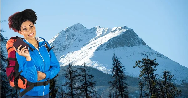 Sırt çantası ve dağlar günlüğünü ayakta taşıyan hipster — Stok fotoğraf