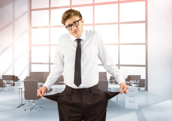 Hombre de negocios mostrando bolsillos vacíos mientras está de pie en la oficina — Foto de Stock