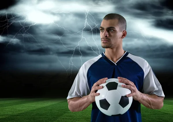 Ποδοσφαιριστής με μπάλα στο χέρι του στο πεδίο. καταιγίδα — Φωτογραφία Αρχείου