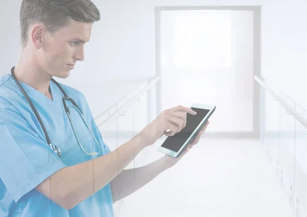 Médico sosteniendo la tableta en pasillo moderno brillante — Foto de Stock