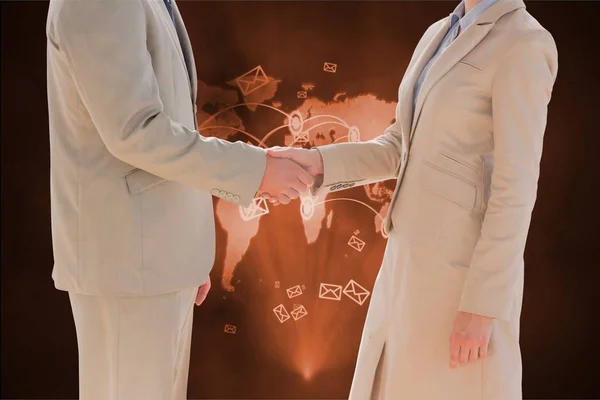 Aperto de mão entre um homem de negócios e uma mulher de negócios em todo o mundo mapa de fundo — Fotografia de Stock