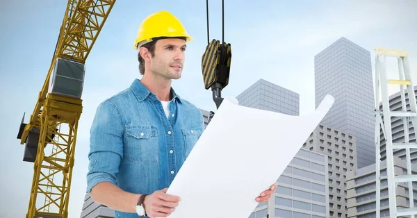 Arbeiter mit Plänen in der Nähe eines Krans — Stockfoto