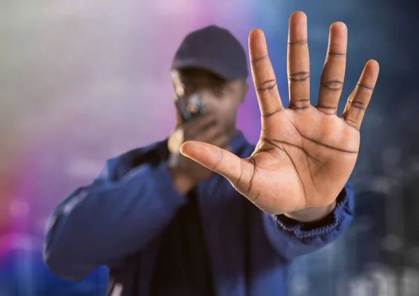 Security guard met walkie talkie en hand vooraan tegen wazig muur en stad schets — Stockfoto