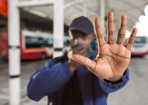 Wachmann sagt Halt mit der Hand im Busbahnhof — Stockfoto