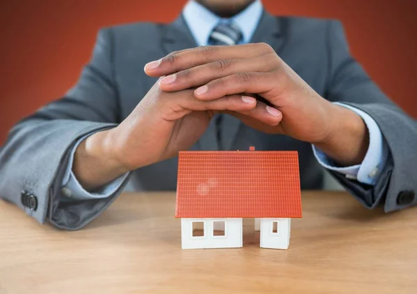 Haus unter schützenden Händen — Stockfoto