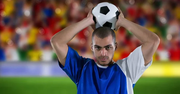 Fútbol jugado listo para lanzar la pelota en el gol —  Fotos de Stock