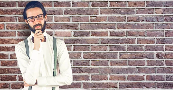 Креативний бізнесмен стоїть на цегляній стіні — стокове фото