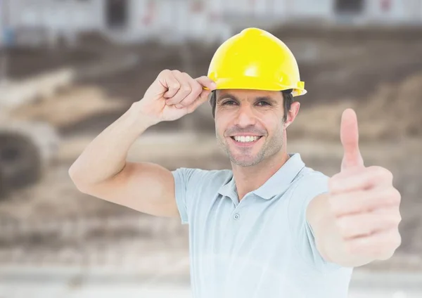 Trabajador de la construcción dando pulgares arriba — Foto de Stock