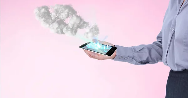 Podnikatel, držení smartphone promítání hologramy růžové pozadí — Stock fotografie