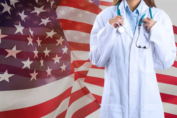 Medico donna davanti alla bandiera americana — Foto Stock