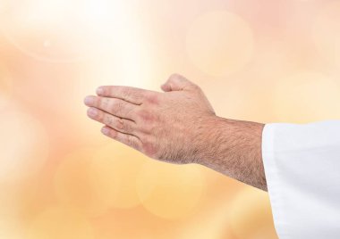 El ele tutusun köpüklü ile meditasyon dua bokeh arka plan ışık