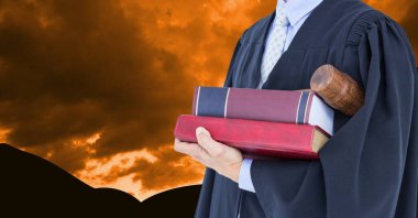 Midsection bir avukat tutarak karşı dramatik gökyüzü kitaplar ve tokmak