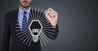 İş adamı orta gri arka plan beyaz ampul grafik çizim bölümü