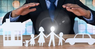 Çıkışları ev aile ve araba kesmek ile eller yukarıda mans