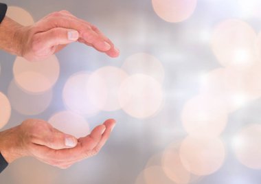 Parlak ışık bokeh arka plan ile görünmez yer tutan eller