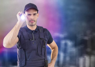 Güvenlik görevlisi bulanık duvar ve şehir kroki karşı el feneri ile