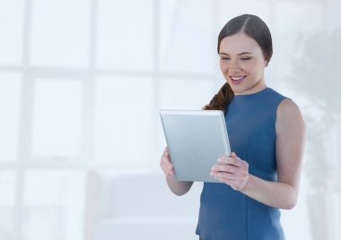İşkadını holding tablet ofis parlak pencere tarafından